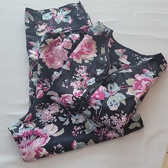 PJ set. Size S. Floral 100% polyester silk feel. - Picture 6 of 7